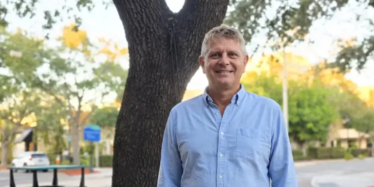 Axel Weiss, Broker von Sea to Sky Realty, in Downtown Bradenton, Florida