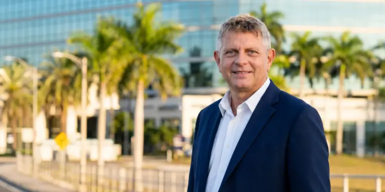 Axel Weiss vor einem Bürogebäude am US 41 in Bradenton, Florida