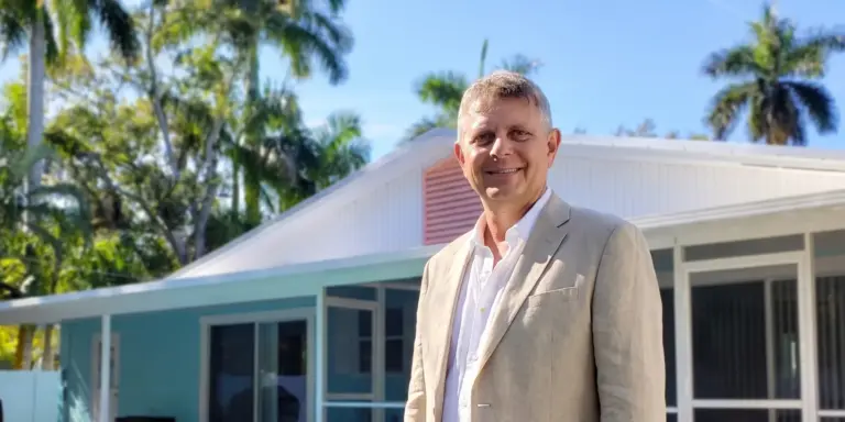 Axel Weiss vor einem Ferienhaus mit Pool in Bradenton, Florida